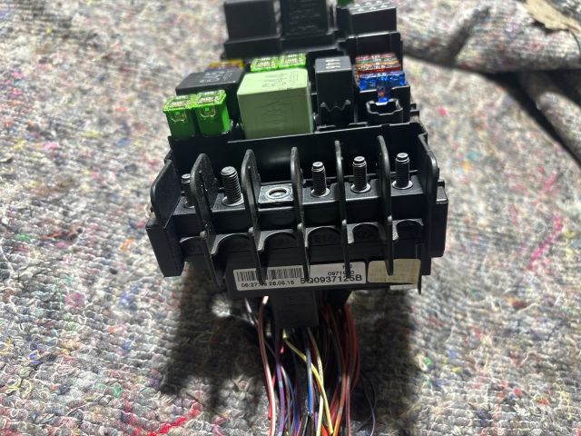 bontott VW PASSAT B8 Biztosítéktábla Motortér