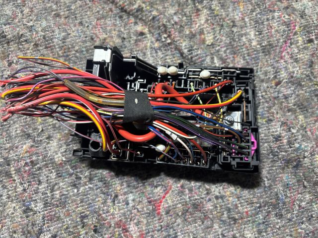 bontott VW PASSAT B8 Biztosítéktábla Motortér