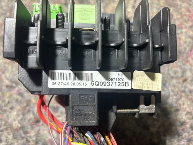 bontott VW PASSAT B8 Biztosítéktábla Motortér