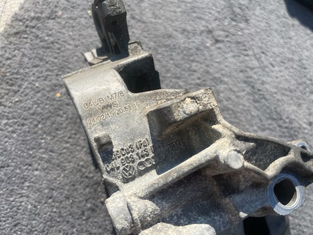 bontott VW PASSAT B8 Generátor Tartó Bak