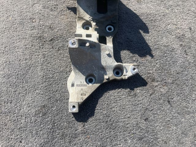 bontott VW PASSAT B8 Generátor Tartó Bak