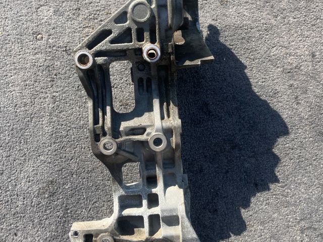 bontott VW PASSAT B8 Generátor Tartó Bak