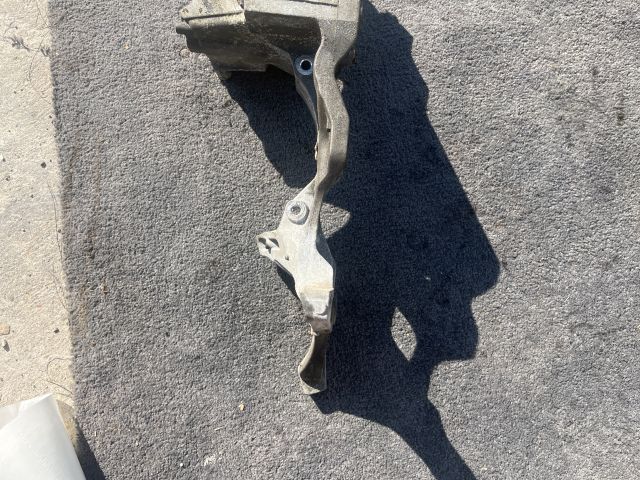 bontott VW PASSAT B8 Generátor Tartó Bak