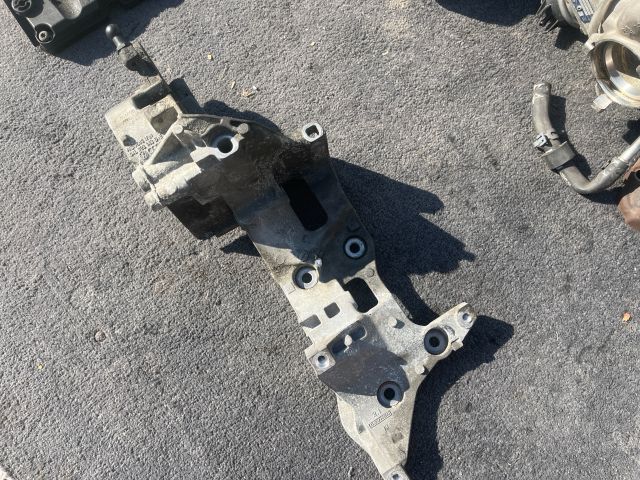 bontott VW PASSAT B8 Generátor Tartó Bak