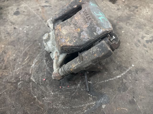 bontott VW PASSAT B8 Jobb első Féknyereg Munkahengerrel