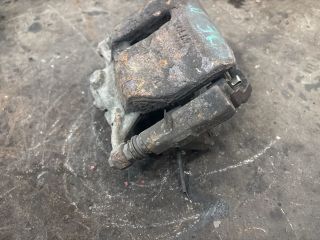 bontott VW PASSAT B8 Jobb első Féknyereg Munkahengerrel