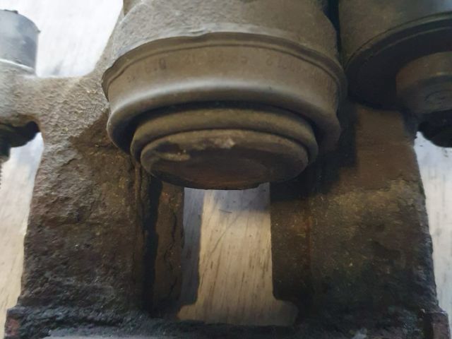 bontott VW PASSAT B8 Jobb első Féknyereg Munkahengerrel