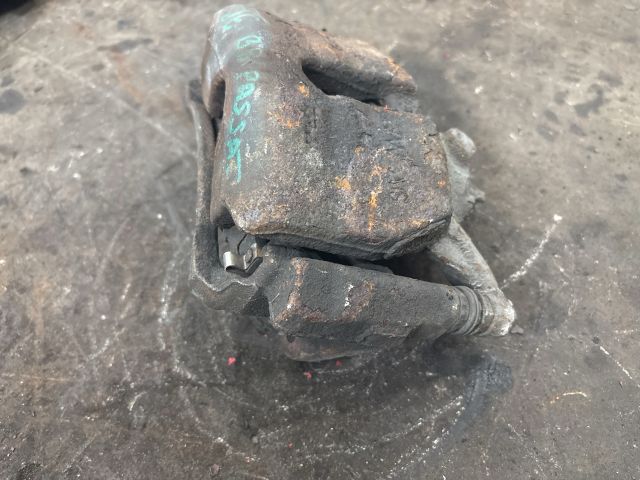 bontott VW PASSAT B8 Jobb első Féknyereg Munkahengerrel