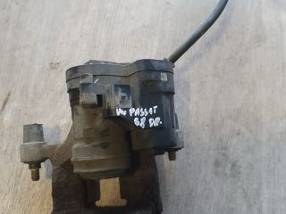 bontott VW PASSAT B8 Jobb első Féknyereg Munkahengerrel