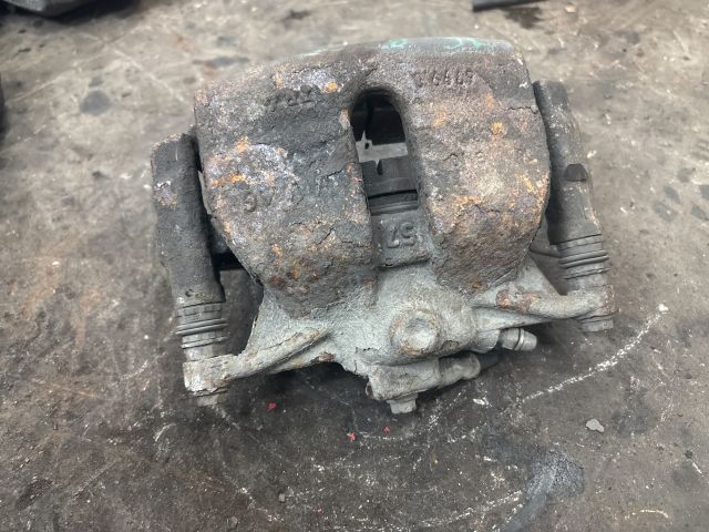 bontott VW PASSAT B8 Jobb első Féknyereg Munkahengerrel