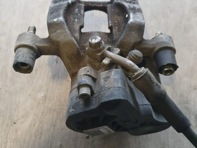 bontott VW PASSAT B8 Jobb első Féknyereg Munkahengerrel