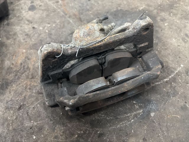 bontott VW PASSAT B8 Jobb első Féknyereg Munkahengerrel