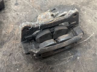 bontott VW PASSAT B8 Jobb első Féknyereg Munkahengerrel