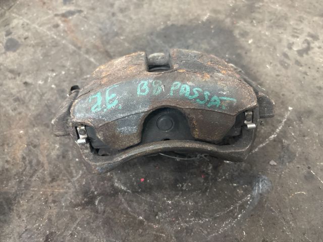 bontott VW PASSAT B8 Jobb első Féknyereg Munkahengerrel