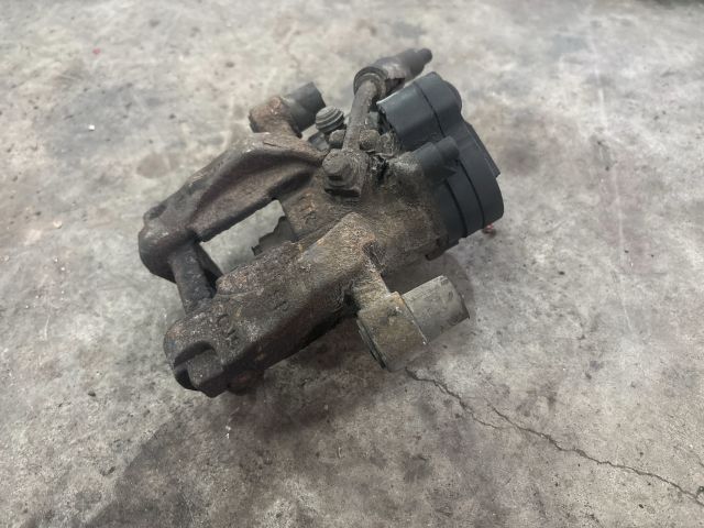 bontott VW PASSAT B8 Jobb hátsó Féknyereg Munkahengerrel