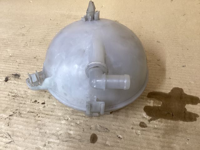 bontott VW PASSAT B8 Kiegyenlítő Tartály