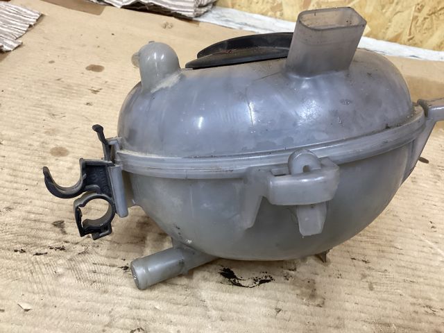 bontott VW PASSAT B8 Kiegyenlítő Tartály