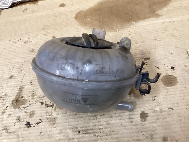 bontott VW PASSAT B8 Kiegyenlítő Tartály