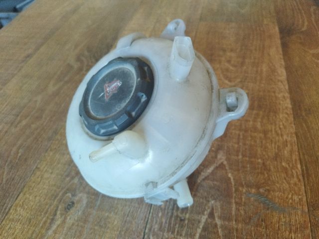 bontott VW PASSAT B8 Kiegyenlítő Tartály