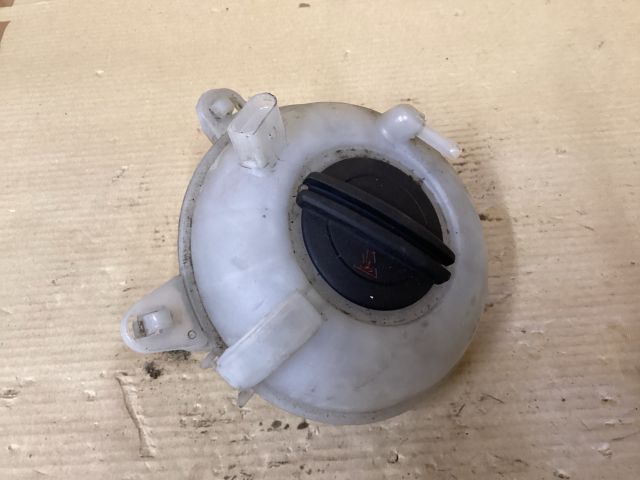 bontott VW PASSAT B8 Kiegyenlítő Tartály