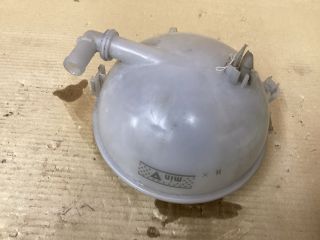 bontott VW PASSAT B8 Kiegyenlítő Tartály