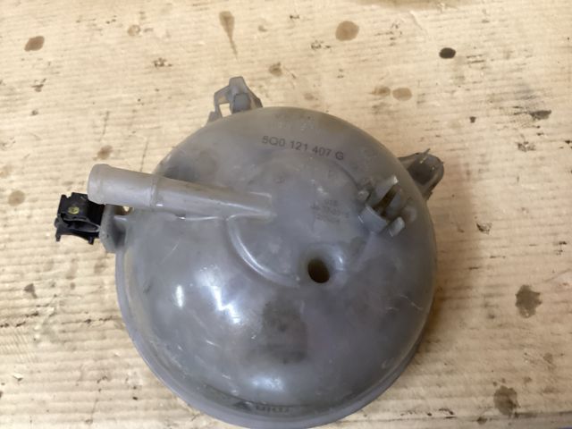 bontott VW PASSAT B8 Kiegyenlítő Tartály