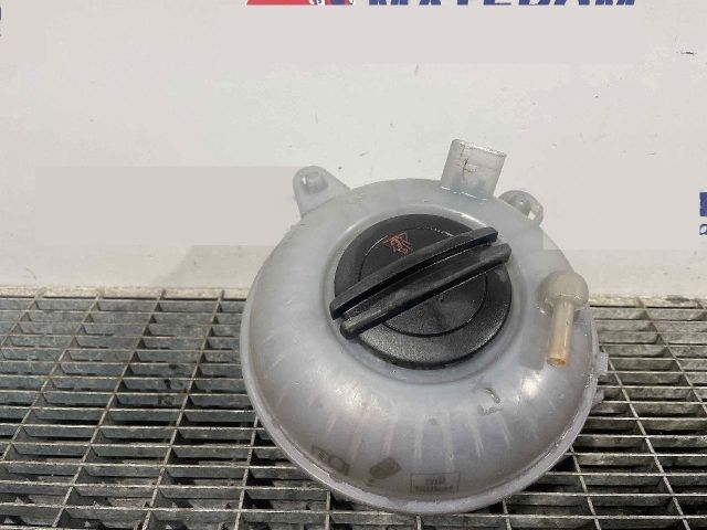 bontott VW PASSAT B8 Kiegyenlítő Tartály