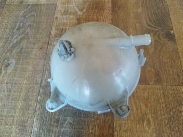 bontott VW PASSAT B8 Kiegyenlítő Tartály