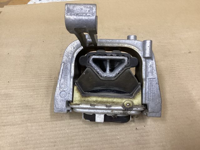 bontott VW PASSAT B8 Motor Tartó Bak (Fém)