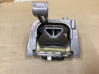 bontott VW PASSAT B8 Motor Tartó Bak (Fém)