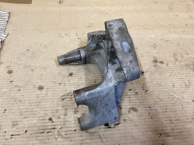 bontott VW PASSAT B8 Motor Tartó Bak (Fém)