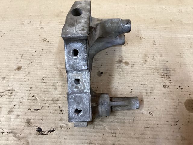 bontott VW PASSAT B8 Motor Tartó Bak (Fém)