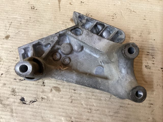 bontott VW PASSAT B8 Motor Tartó Bak (Fém)