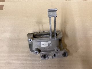 bontott VW PASSAT B8 Motor Tartó Bak (Fém)