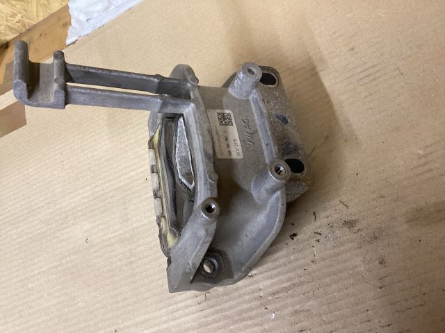 bontott VW PASSAT B8 Motor Tartó Bak (Fém)