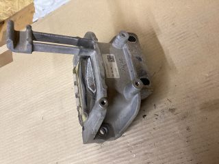 bontott VW PASSAT B8 Motor Tartó Bak (Fém)