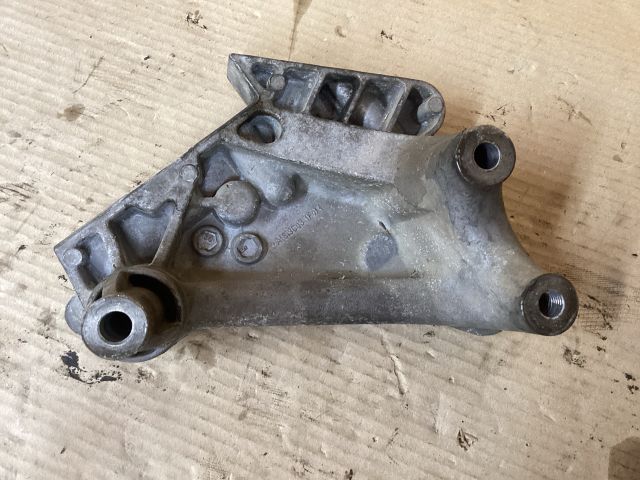 bontott VW PASSAT B8 Motor Tartó Bak (Fém)