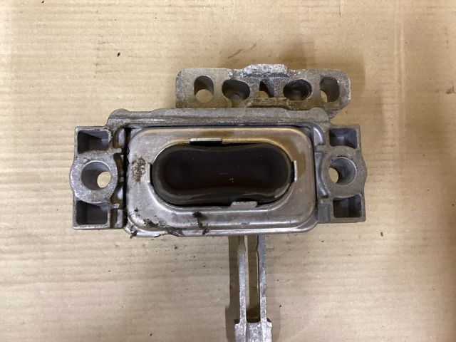 bontott VW PASSAT B8 Motor Tartó Bak (Fém)