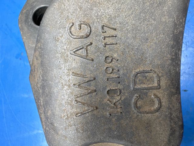 bontott VW PASSAT B8 Motor Tartó Bak (Fém)