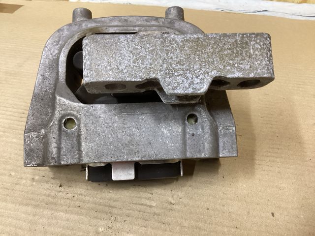 bontott VW PASSAT B8 Motor Tartó Bak (Fém)