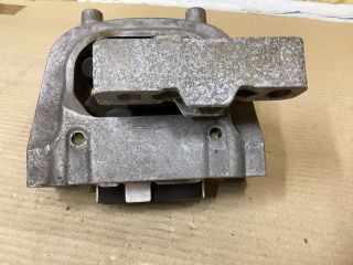 bontott VW PASSAT B8 Motor Tartó Bak (Fém)