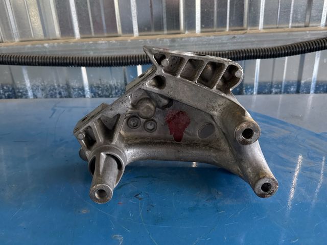 bontott VW PASSAT B8 Motor Tartó Bak (Fém)