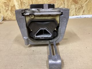 bontott VW PASSAT B8 Motor Tartó Bak (Fém)