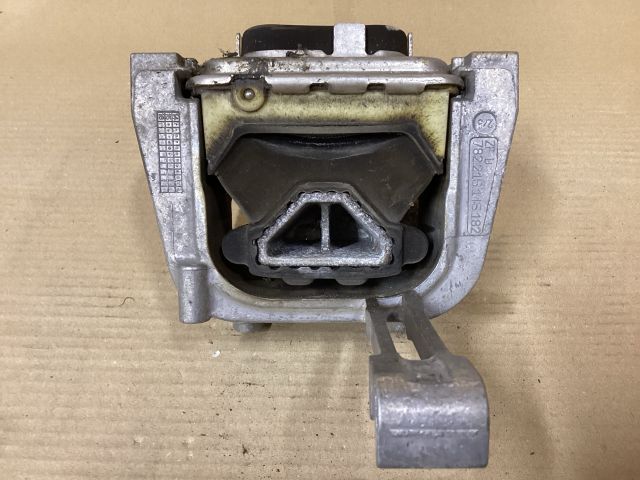 bontott VW PASSAT B8 Motor Tartó Bak (Fém)