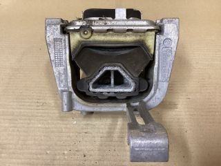 bontott VW PASSAT B8 Motor Tartó Bak (Fém)