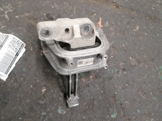 bontott VW PASSAT B8 Motor Tartó Bak Jobb