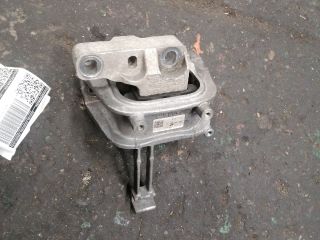 bontott VW PASSAT B8 Motor Tartó Bak Jobb