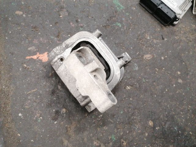 bontott VW PASSAT B8 Motor Tartó Bak Jobb