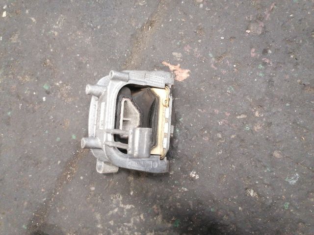bontott VW PASSAT B8 Motor Tartó Bak Jobb