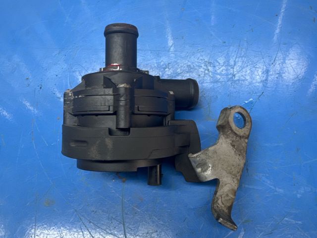 bontott VW PASSAT B8 Vízpumpa